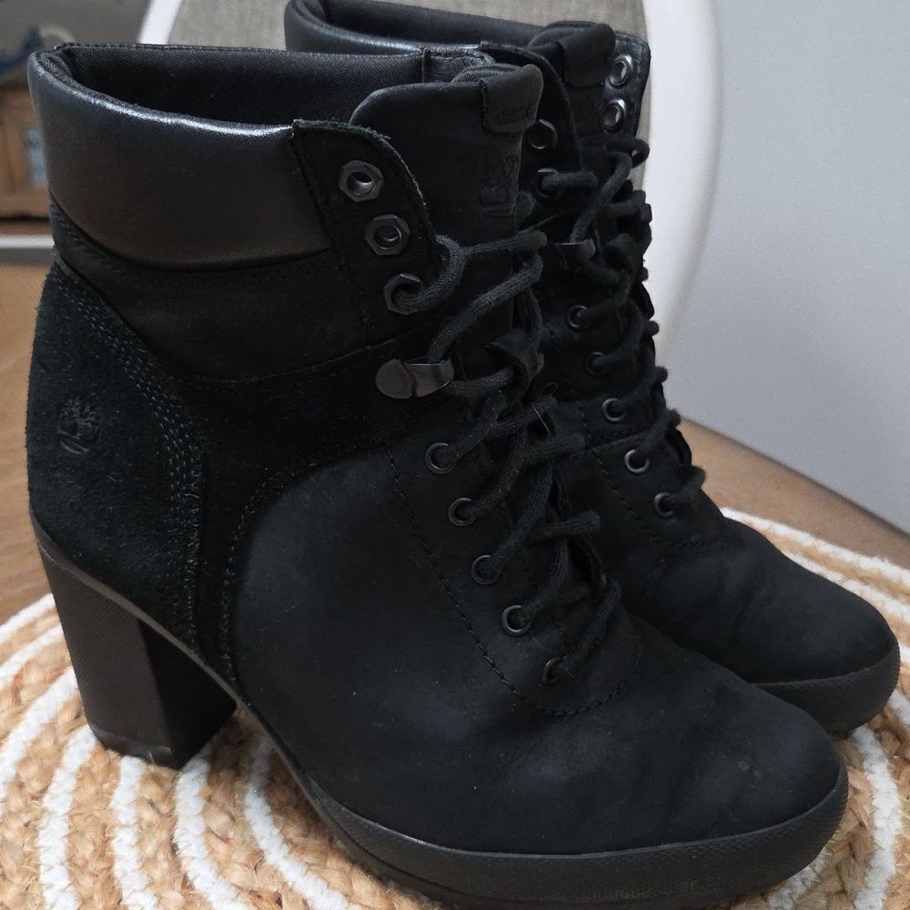 Timberland Womans Black Suede Heeled Booties, Size 6